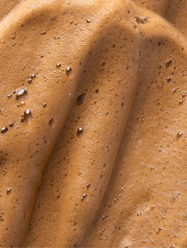 Mousse de fácil aplicación disponible en dos tonos para adecuarse a la piel de la mejor manera posible.