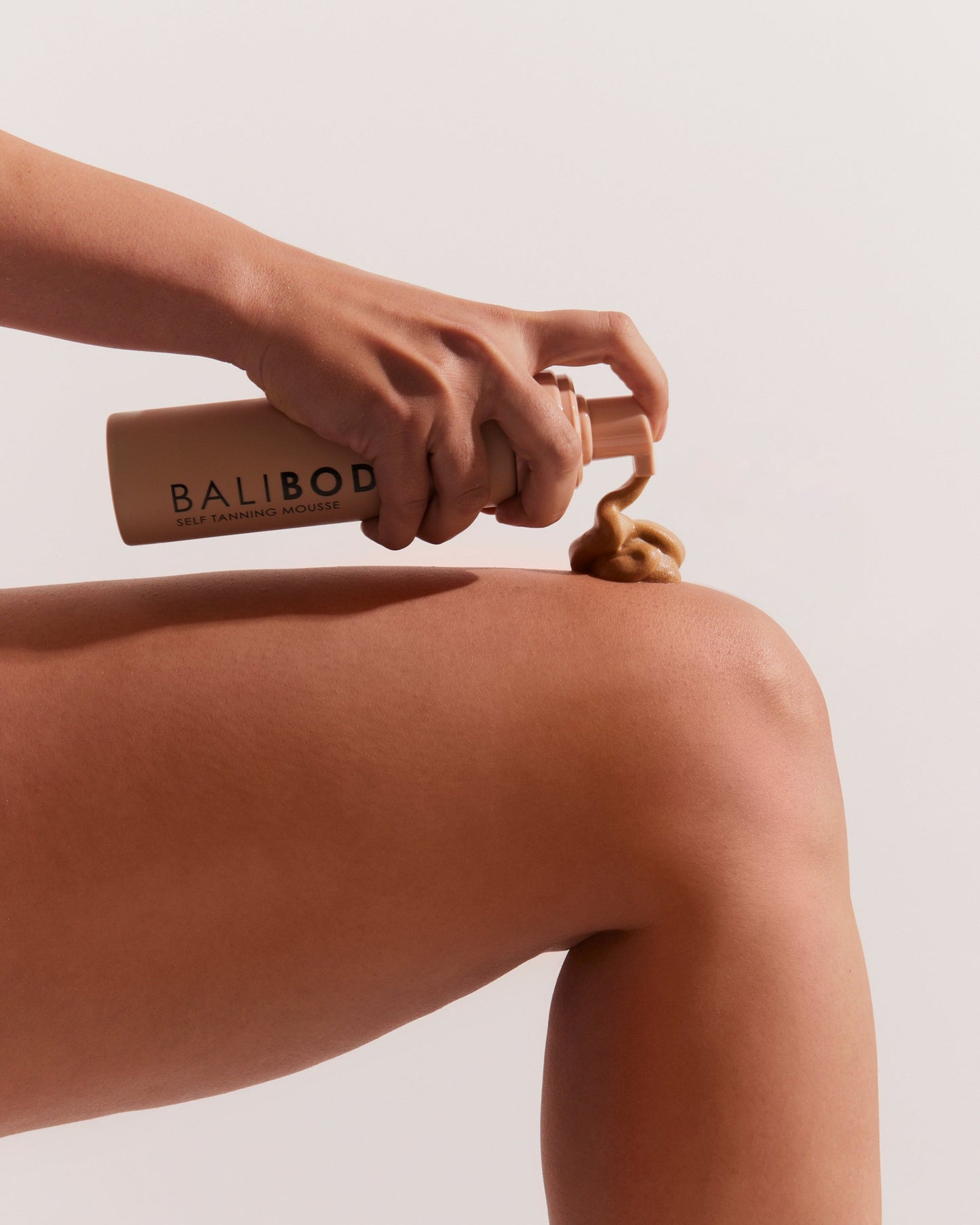 mousse autobronceante de fácil aplicación. Secado en media hora y duracion de 5 a 7 días. Mousse autobronceante con color super natural y sin manchas.