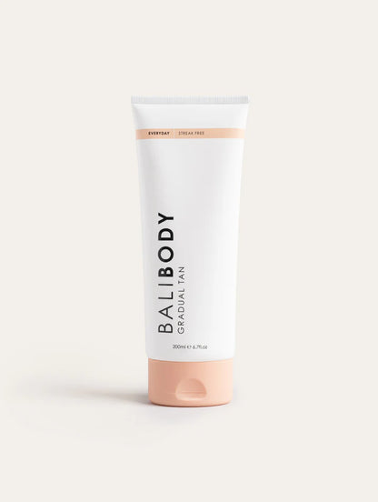Crema bronceadora gradual. Logra un autobronceado super natural en 6 horas. Autobronceado construible según gustos personales.